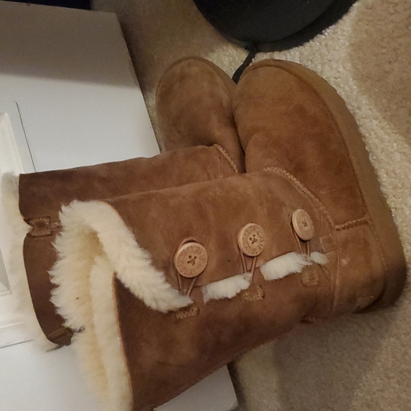 Girls Ugg Chestnut boots - Picture 1 of 4